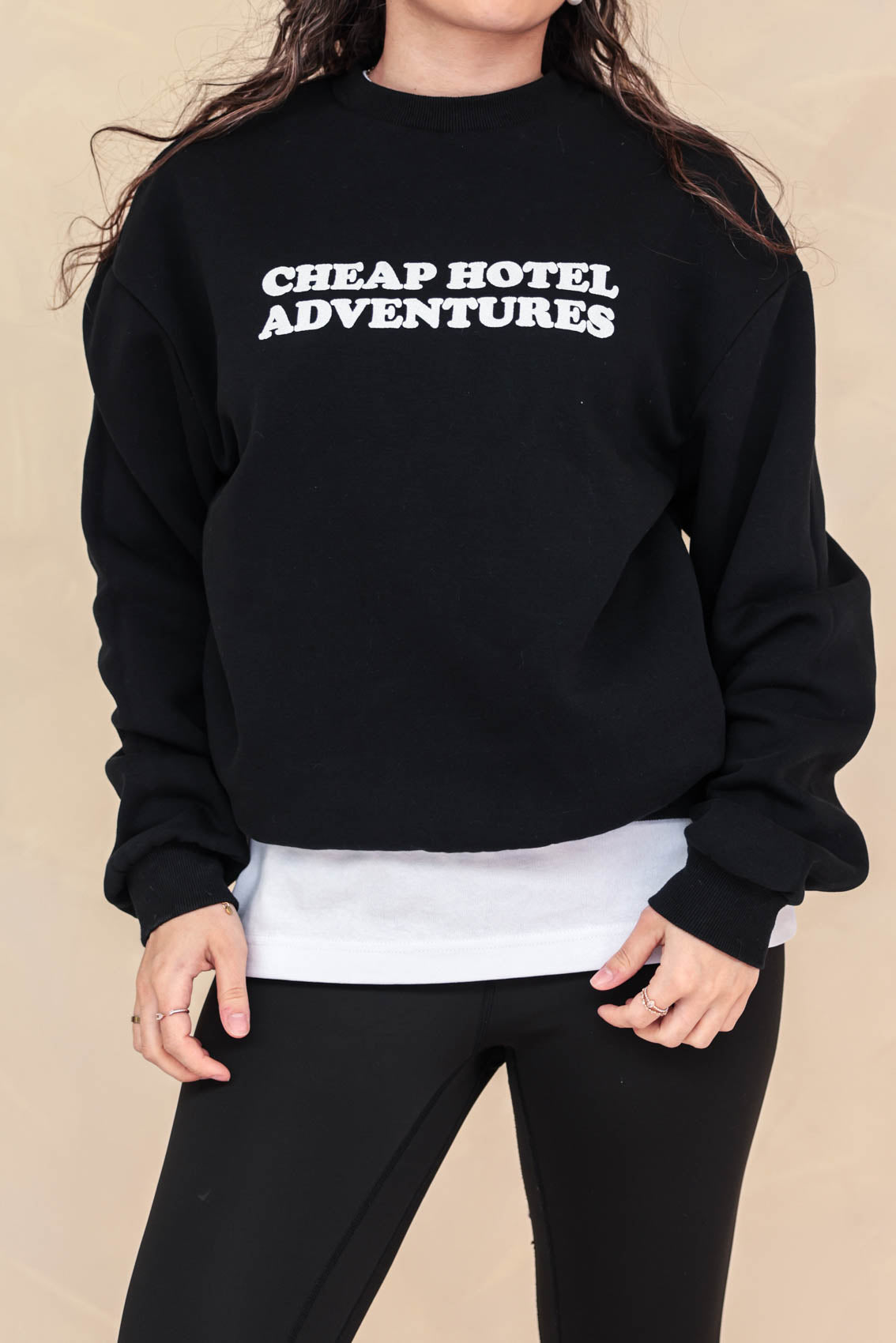 Rävke Sweat black, Cheap hotel adventures