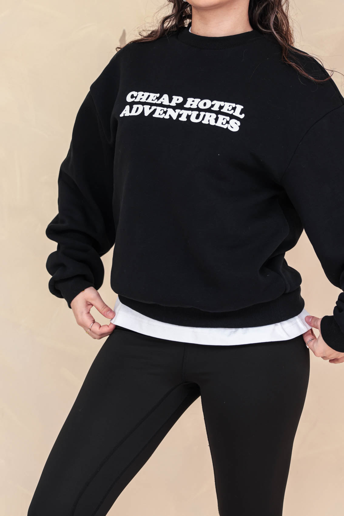 Rävke oversized sweat black - Cheap hotel adventures