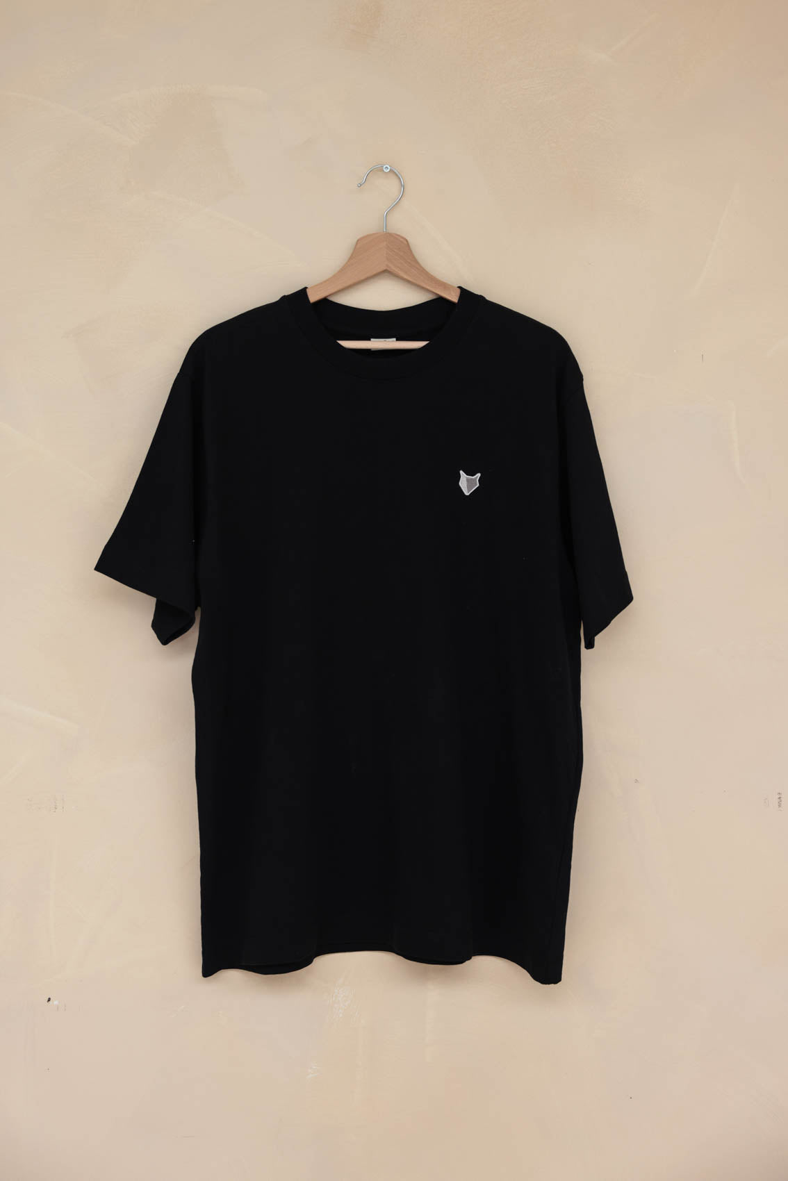 Rävke logo Tee Zwart, logo gris