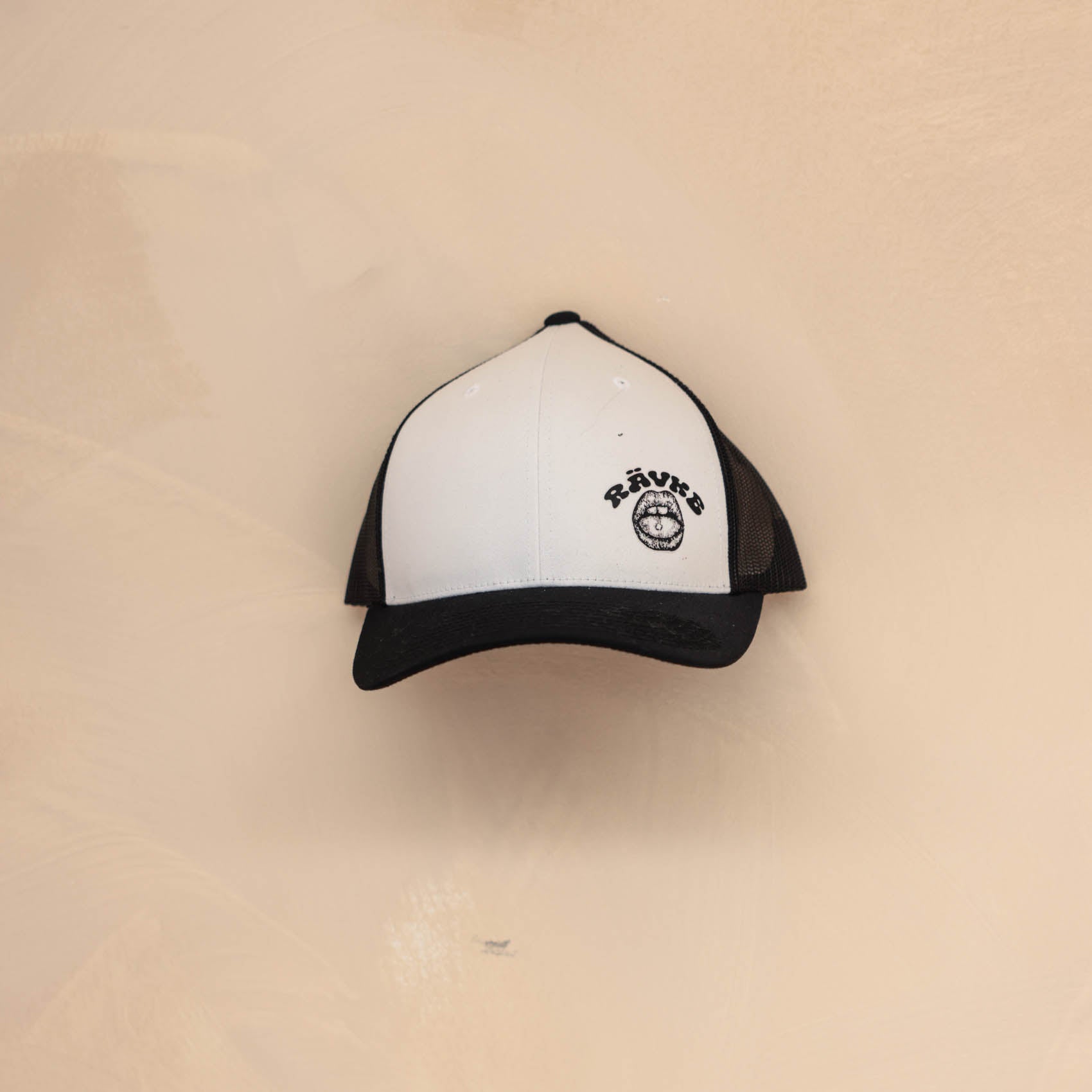 Trucker Cap Black/white, mouth with pill