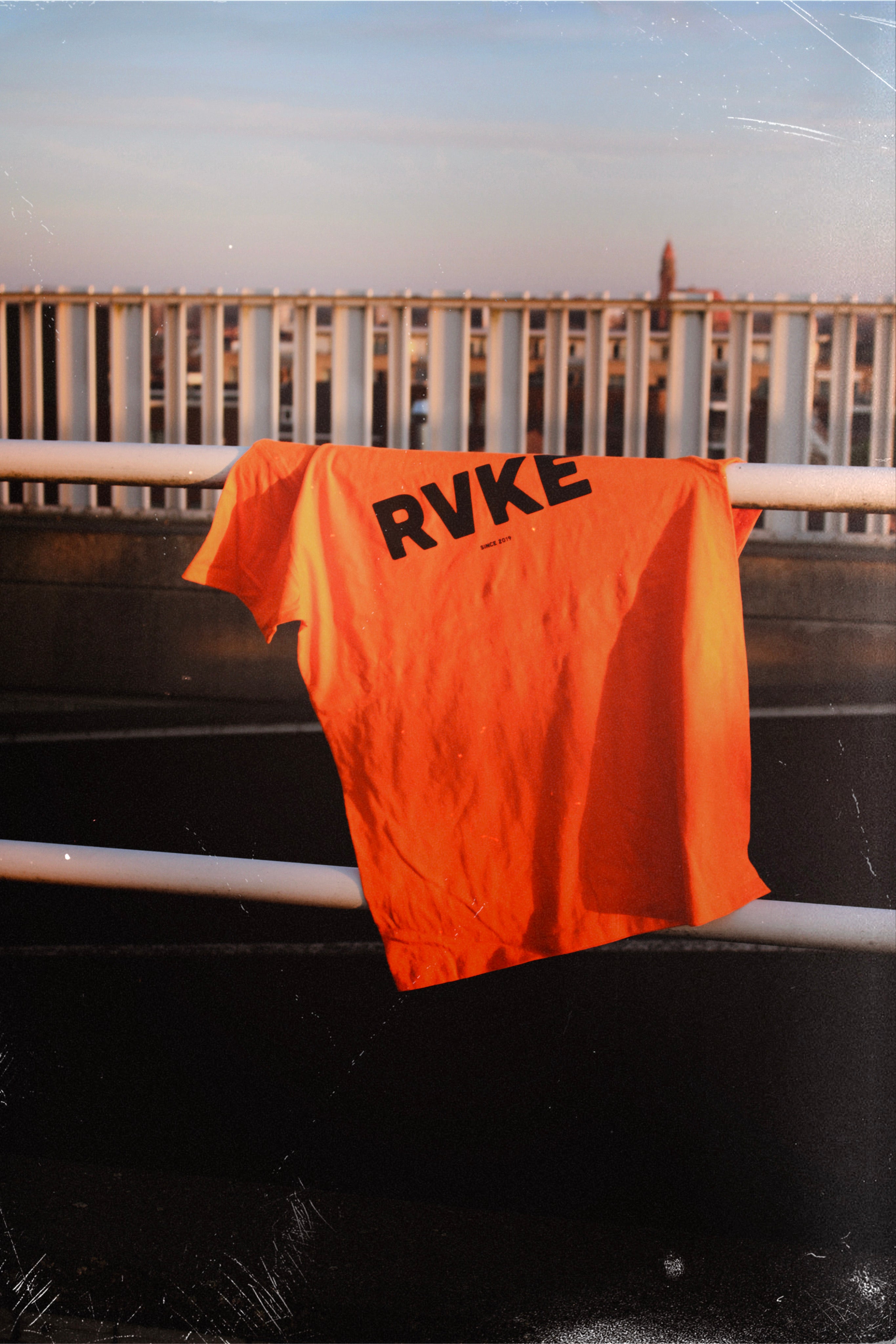 Rävke logo Tee Orange,  Rvke graphic